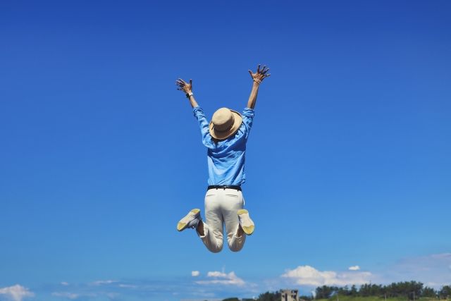 ジャンプする女性