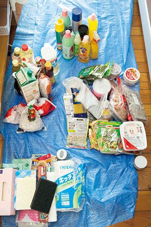 居間やキッチンにはさまざまな種類のものがあふれがち。種類別に整理することから始めましょう