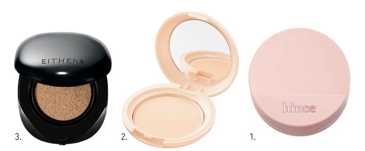 透明感ベースメイクに欠かせない、八木アリサ愛用コスメ。右からヒンスのカバーマスターピンククッション、エテュセのスキンケアパウダー ブレストシアーベージュ、Direct Techのぺブルブラークッション