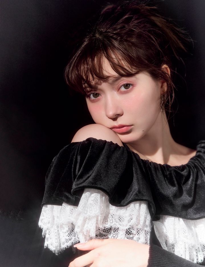 透明感あふれる、2026年春トレンドのツヤ肌ベースメイクを披露する八木アリサ