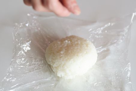 【長谷川あかりさんのおにぎりレシピ】火を使わずに混ぜるだけでOK「基本の塩おにぎり」＆「三色おにぎり」の作り方の画像3