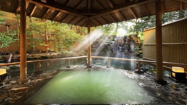 大きなガラス越しに庭園と滝を望む、明るく開放感あふれる「象山の湯」