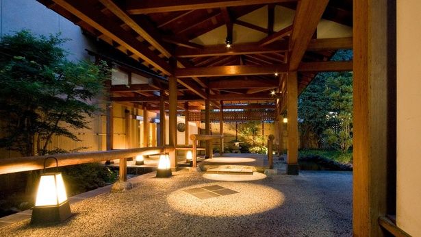 行燈の灯りが足元を照らす館内の渡り廊下