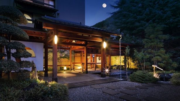 「クラブウィンダム千曲館 長野」の玄関。大正期創業の風格が漂う