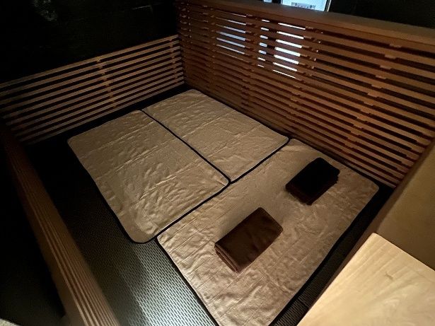 女性側のサウナ室には横になれるスペースがある