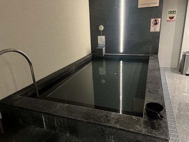 富士山の溶岩石を使用した湯船