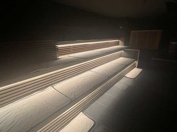 薄暗い照明の中で汗をかく