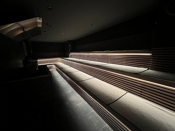 男性サウナ室はさらに広く、定員40名