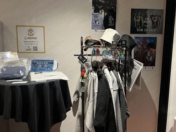 フロントではオリジナルグッズも販売