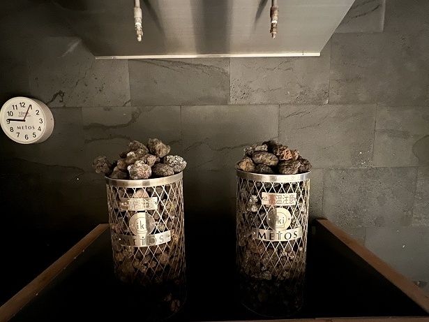 大きいサウナストーブが2台並んでいる