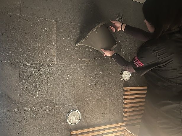 スタッフがこまめに壁に水をかけて湿度を保っている