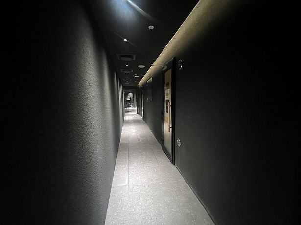 サウナエリアの長い廊下