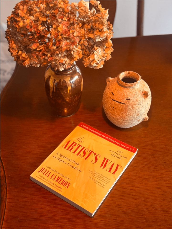 ジュリア・キャメロンの『The Artist's Way（原題）』は、日本では『ずっとやりたかったことを、やりなさい。』（サンマーク出版）というタイトルで売られている。プログラムは、「モーニング・ページ」と「アーティスト・デート」という二つの実践から始まる。毎日3ページ書くことと、自分を満たす時間を通して、各章の多彩なエクササイズが創造性の扉をひらいていく。