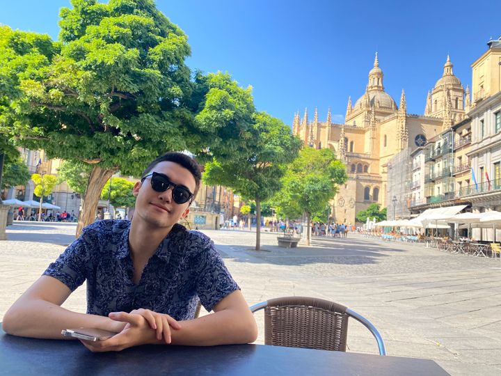 スペインで過ごした大学時代。キャンパスがあるセゴビアと言う街のプラザにて。学生や街の住民が集まり、午後にそこで過ごす時間がかけがえのないものに。