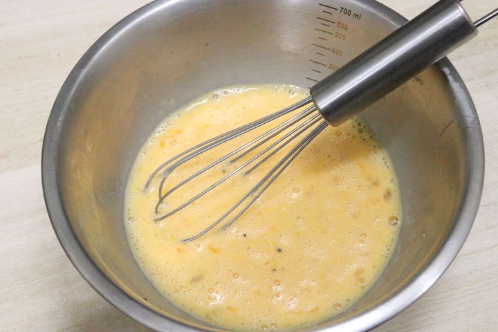 レンジで簡単！オムレツ 溶き卵の準備