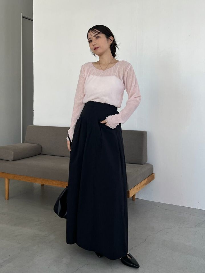 2026春大人女性おすすめピンク黒スカートコーデ