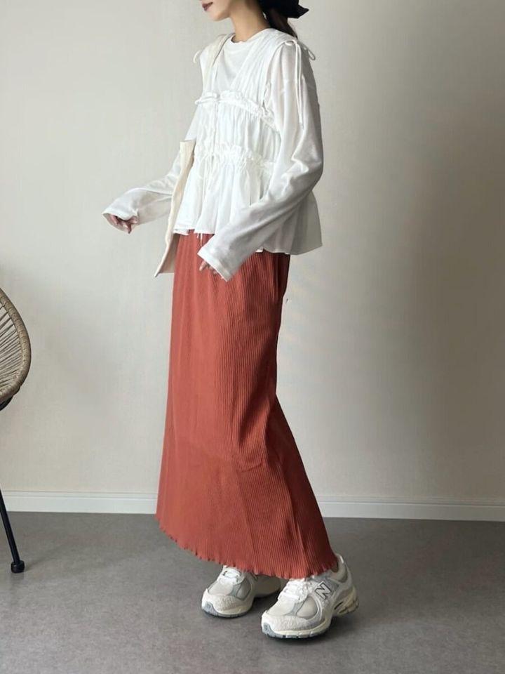 2026春大人女性おすすめオレンジナロースカートコーデ