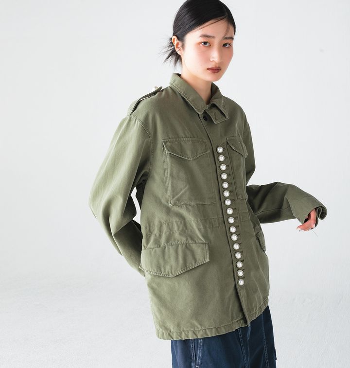 洗う度に風合いが増すヴィンテージライクなマテリアルとパールボタンのコントラストが絶妙なジャケット。