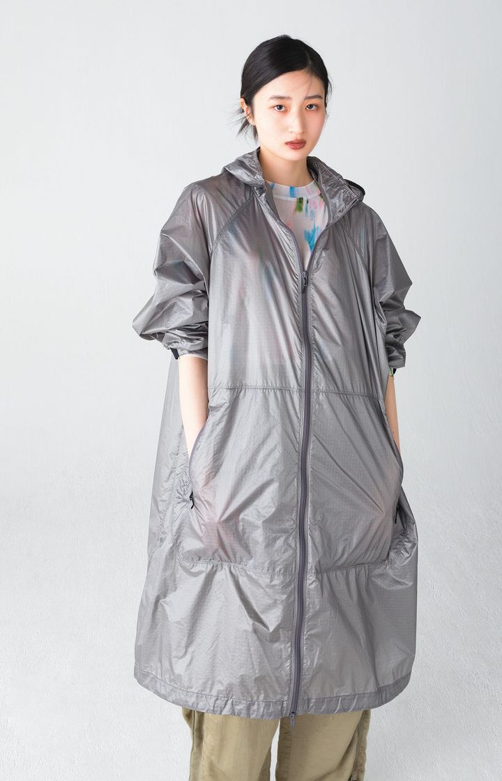 シアーな素材で着ていることを忘れそうなほど軽やかな着心地のコート。