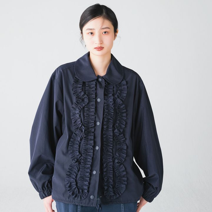 前面に施されたフリルやラウンドカラーなど、愛らしいディテールを詰め込んだジャンパー。