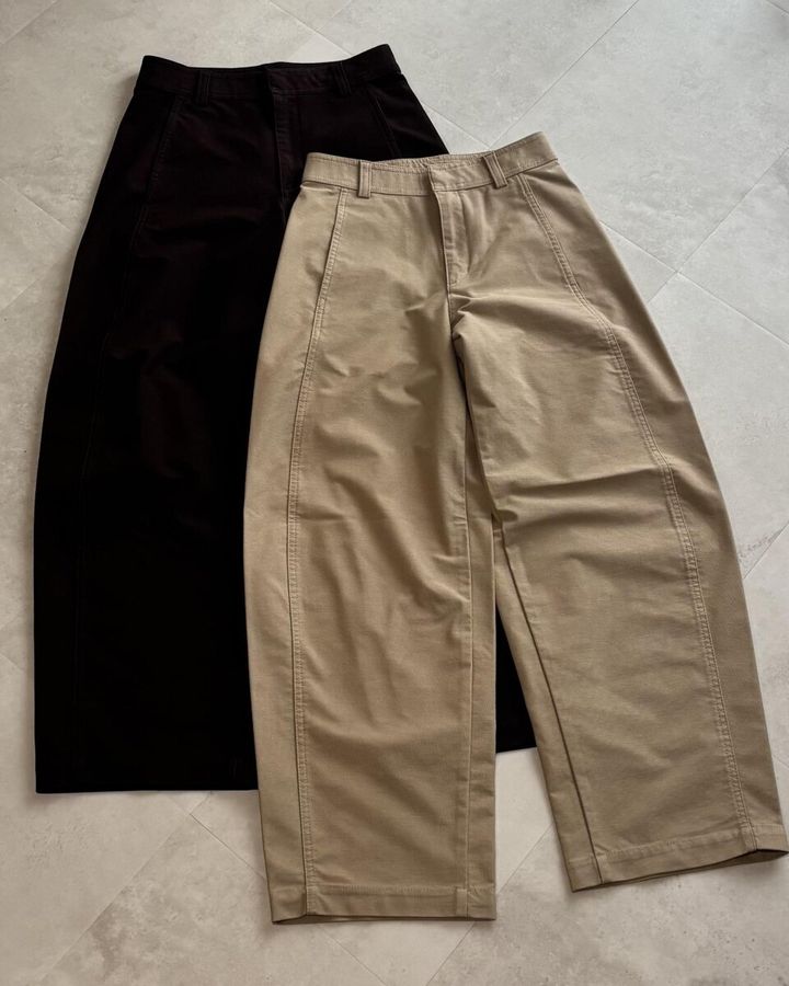 ユニクロジャージーバレルレッグパンツ ダークブラウンとベージュ