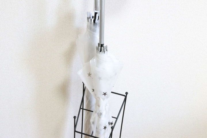 ダイソーの傘スタンドに傘を4本収納できる