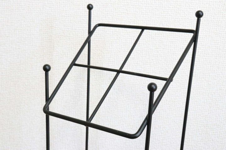 ダイソーの傘スタンドは四隅に折りたたみ傘を掛けて収納できる