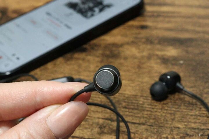 ダイソー アルミニウムワイヤレスイヤホン（BT008、ブラック） 使用例