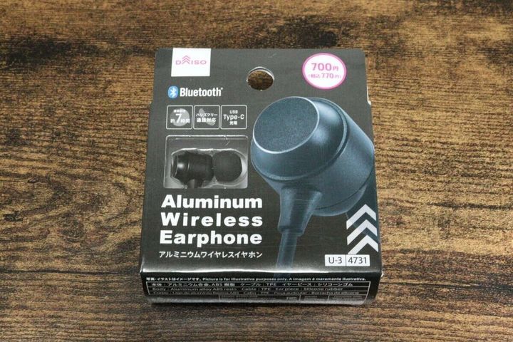ダイソー アルミニウムワイヤレスイヤホン（BT008、ブラック） パッケージ