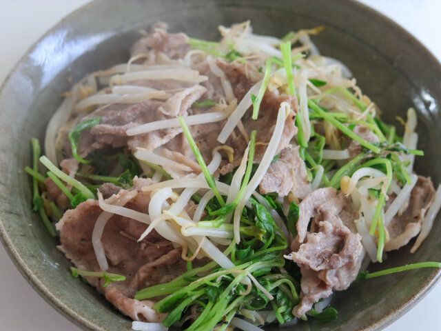 豚肉に火が通ったら全体をざっくりと混ぜる