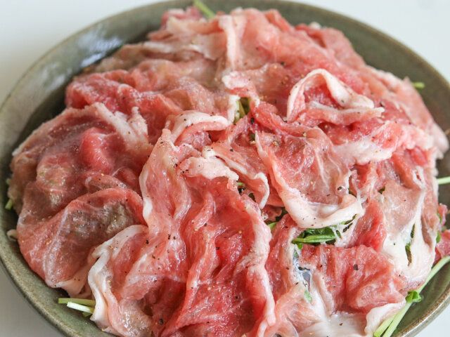 塩、黒こしょう、酒をふる