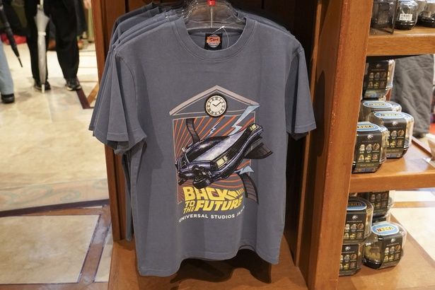 時計とタイムマシンがクールなバック・トゥ・ザ・フューチャーのTシャツ