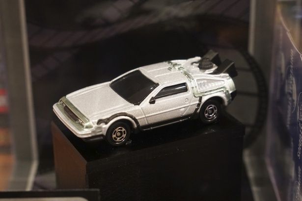 タイムマシンはミニカーに変身。こちらも復刻品