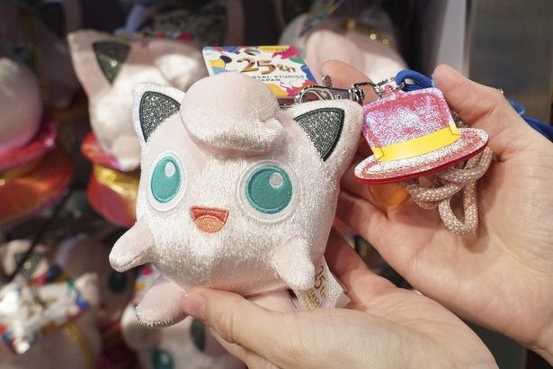 ショルダーストラップ付きマスコットはシルクハットが別添え