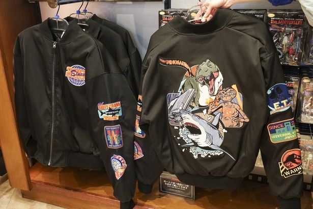 ジャケットはバックスタイルと並んだワッペンがポイント