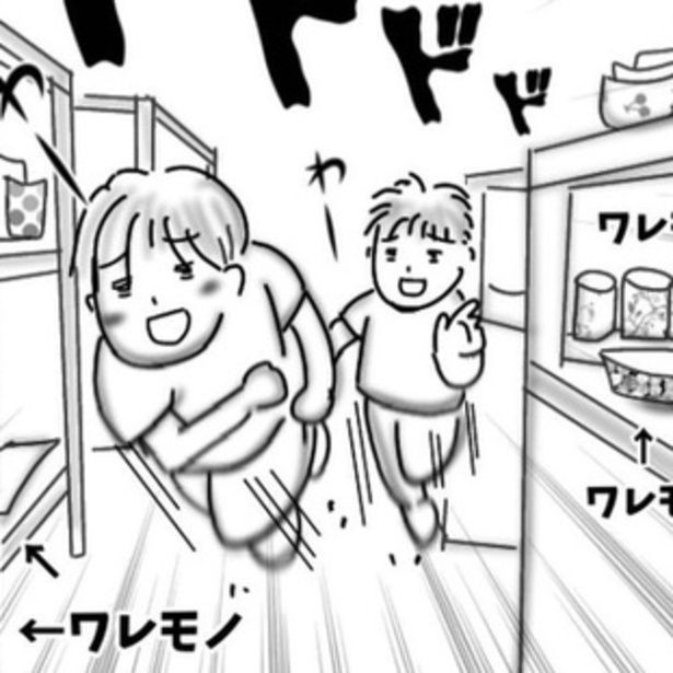 雑貨店の店内で走り回る兄弟。品物はワレモノだらけで店員はヒヤヒヤ。そしてこのあと、案の定…。 画像提供：オムニウッチー(＠omni_uttii821)