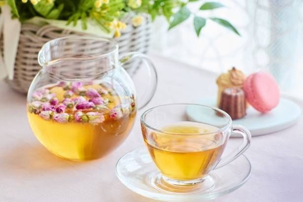 ハマナスの花が浮かぶフラワーティー。小樽の春をイメージした華やかな香りとともに、船上アフタヌーンティーを彩る限定ブレンド