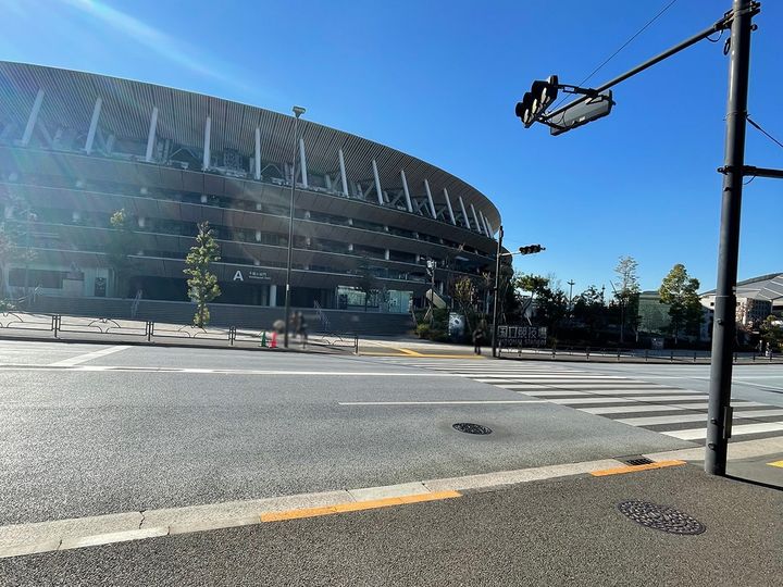 国立競技場の前を通ってホテルへ ※画像には一部モザイク処理を施しています