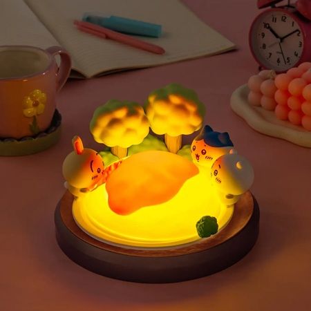 オムライスが優しく光る「ちいかわ 巨・オムライスLEDシリコンルームライト」登場！