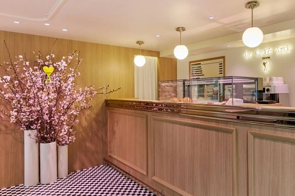 【東京都渋谷区】Ami Parisが、表参道で長期開催中のポップアップストア＆カフェで桜の装飾を実施