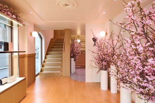 【東京都渋谷区】Ami Parisが、表参道で長期開催中のポップアップストア＆カフェで桜の装飾を実施