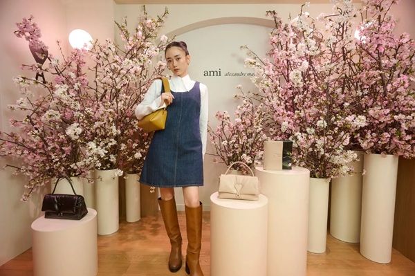 【東京都渋谷区】Ami Parisが、表参道で長期開催中のポップアップストア＆カフェで桜の装飾を実施