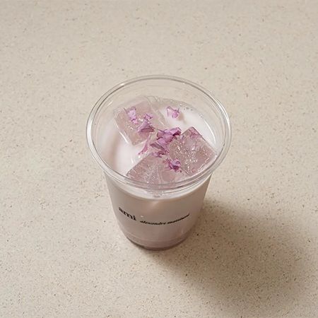 【東京都渋谷区】Ami Parisが、表参道で長期開催中のポップアップストア＆カフェで桜の装飾を実施