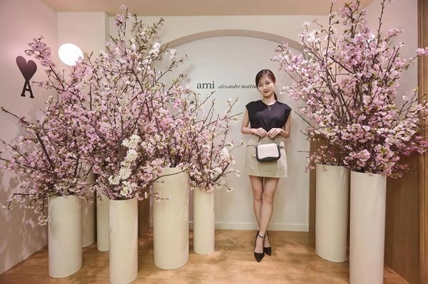 【東京都渋谷区】Ami Parisが、表参道で長期開催中のポップアップストア＆カフェで桜の装飾を実施