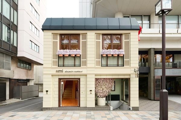 【東京都渋谷区】Ami Parisが、表参道で長期開催中のポップアップストア＆カフェで桜の装飾を実施