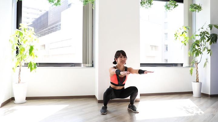 股関節からしゃがむ