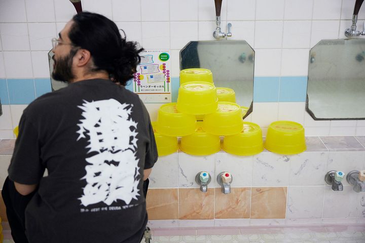 背中に「番頭」と書かれたTシャツを着た大久保勝仁さん