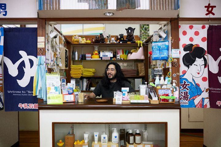 番台に座る大久保勝仁さん