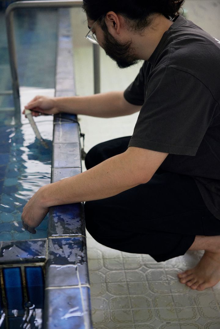 湯加減を確認する大久保勝仁さん