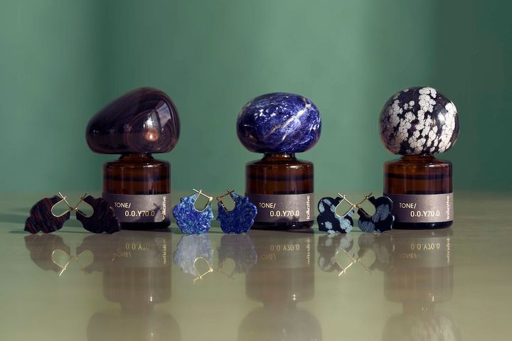 オリジナルエッセンシャルオイルブレンド「TONE/0.0.Y70.0」各￥26,400 ＊ストーンディフューザーとしても使える珪化木のコースター付き